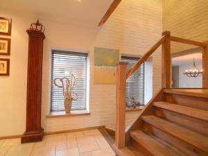 - un escalier dans une maison avec une fenêtre et un escalier dans l'établissement Cozy apartment in Roasting near the Belgian border, à Roosteren