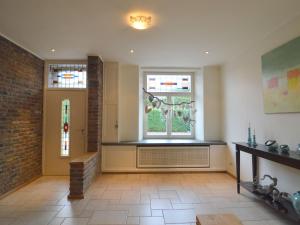 sala de estar con chimenea y ventana en Cozy apartment in Roasting near the Belgian border, en Roosteren