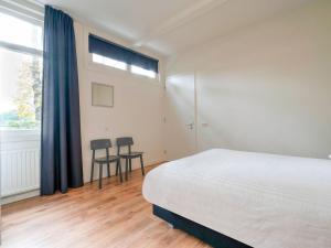 A bed or beds in a room at Cozy Holiday Home by the Canal in Dwingeloo