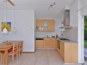 eine Küche mit einem Holztisch und eine Küche mit einem Esszimmer in der Unterkunft Detached bungalow close to Lake Veere in Kamperland
