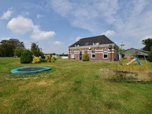 una persona che gioca in un giardino con un frisbee di Quaint Farmhouse in Haarlo near the Forest a Haarlo