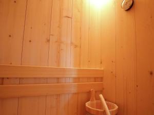 pared de madera con espejo y cubo en Luxury VOC Stay w Views, en Enkhuizen 28 fotos más