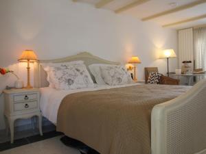 - une chambre avec un lit, deux lampes et une chaise dans l'établissement Welcoming Holiday Home in Heiloo with Sunlit Terrace, à Heiloo