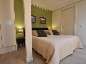 Ένα ή περισσότερα κρεβάτια σε δωμάτιο στο Apartment in Bergen near Schoorl Dunes