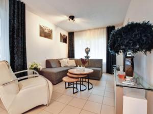 uma sala de estar com um sofá e uma mesa em Charming holiday home with a covered terrace em Meijel
