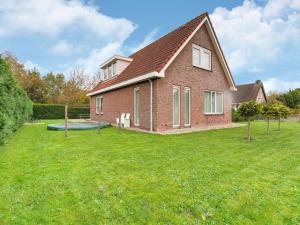 une maison avec une grande cour devant elle dans l'établissement Captivating Holiday Home in Zeewolde near Forest, à Zeewolde