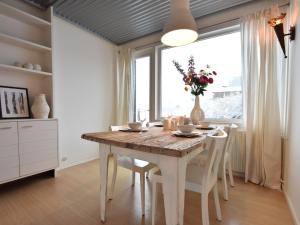 ベルゲン・アーン・ゼーにあるUnique holiday home in Bergen aan Zee with terraceのダイニングルーム(テーブル、大きな窓付)
