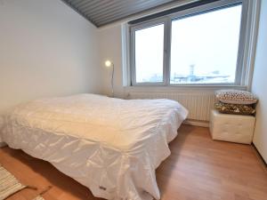 ベルゲン・アーン・ゼーにあるUnique holiday home in Bergen aan Zee with terraceのベッドルーム1室(ベッド1台、大きな窓付)