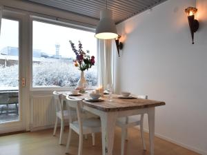 ベルゲン・アーン・ゼーにあるUnique holiday home in Bergen aan Zee with terraceのダイニングルーム(テーブル、椅子、窓付)