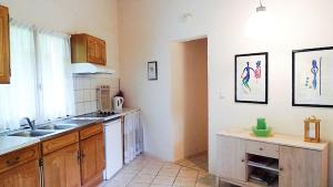 A cozinha ou cozinha compacta de Romantic cottage in the Ardeche with free WiFi and TV