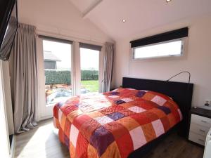 sypialnia z łóżkiem i dużym oknem w obiekcie Alluring Holiday Home in Kattendijke w mieście Kattendijke