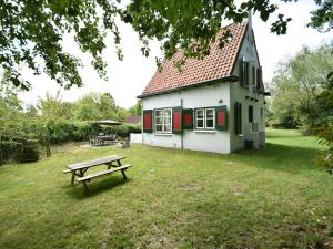 アウウドルプにあるQuintessential holiday home in Ouddorp with gardenの小さな家