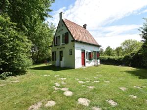 アウウドルプにあるQuintessential holiday home in Ouddorp with gardenの小さな白い家