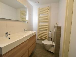 ein Badezimmer mit Waschbecken und Toilette in der Unterkunft Bungalow near Veerse Meer with Private Garden in Kamperland