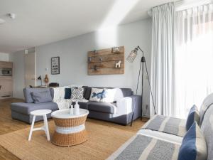ein Wohnzimmer mit einem Sofa und einem Tisch in der Unterkunft Luxury apartment fantastic view of the marina in Scheveningen in Scheveningen
