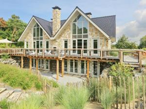 ノールトウェイクにあるHoliday Home with bubble bath in Noordwijkのビーチにデッキ付きの家