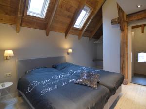 1 dormitorio con 1 cama en una habitación con ventanas en Stylish Farmhouse with Private Garden and Sauna, en Nieuwleusen