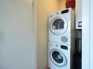 Ένα μπάνιο στο Tidy apartment with dishwasher, close to Amsterdam