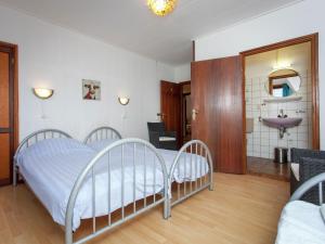 1 Schlafzimmer mit einem Bett und einem Bad in der Unterkunft Authentic holiday home in North Friesland in Holwerd