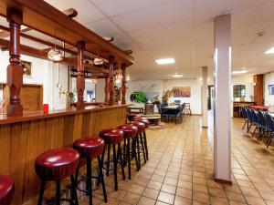 eine Bar mit einer Reihe von Hockern in einem Restaurant in der Unterkunft Authentic holiday home in North Friesland in Holwerd