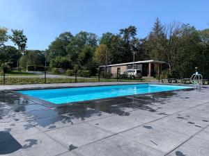 Piscina di Comfy chalet with a dishwasher, next to the forest o nelle vicinanze