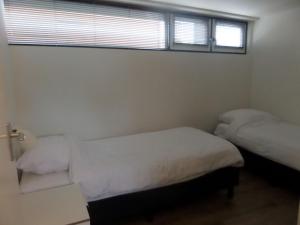 Ένα ή περισσότερα κρεβάτια σε δωμάτιο στο Nice houseboat with dishwasher, close to Amsterdam