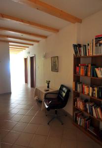 um quarto com uma mesa, uma cadeira e livros em Bad St Isidor em Bolzano