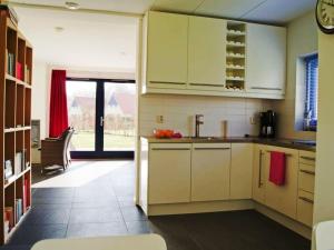 Spacious villa with dishwasher, Leeuwarden at 21kmにあるキッチンまたは簡易キッチン