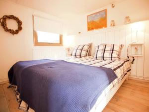 ベルゲンにあるCozy Holiday Home in Bergen with Private Terraceのベッドルーム1室(大型ベッド1台、ストライプ枕付)