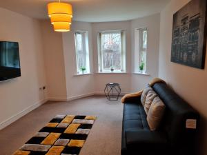 Et sittehjørne på Patton Place, Warrington, 1 Bedroom, Safari Themed, High Speed WiFi, Smart TV, Amazing Train Links, Secure Location, Hotel Vibe in a Home