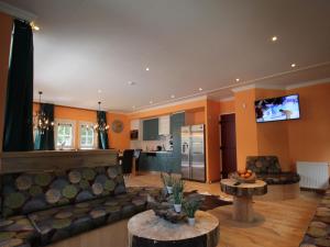 una sala de estar con un sofá y una mesa en Villa in De Bult with modern comforts, en De Bult