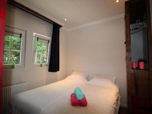 Un dormitorio con una cama con dos zapatos encima. en Villa in De Bult with modern comforts, en De Bult 32 fotos más