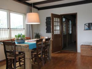 une salle à manger avec une table bleue et des chaises dans l'établissement Holiday home near the Drents Friese Wold, à Nijeberkoop