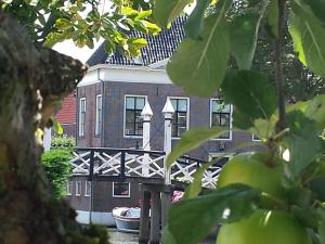 ヒンデローペンにあるLovely holiday home in Hindeloopenの橋の前の建物