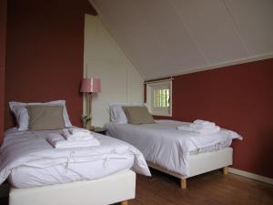 Säng eller sängar i ett rum på Peaceful Farmhouse in Doorn near Forest