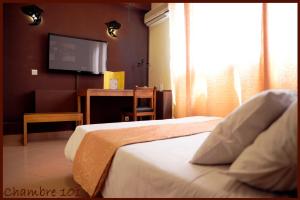 Ένα ή περισσότερα κρεβάτια σε δωμάτιο στο Hotel Le Relais Normand
