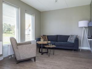 Posezení v ubytování Comfortable Texel Bungalow + 18 fotografií