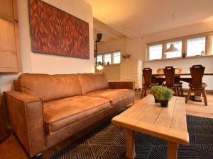 ベルゲンにあるComfortable Holiday Home in Bergen near Forestのリビングルーム(茶色の革張りのソファ、テーブル付)