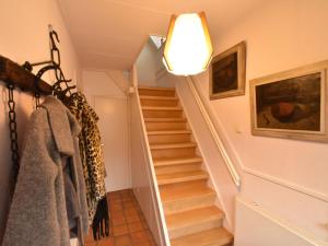 ベルゲンにあるComfortable Holiday Home in Bergen near Forestの明かり付きの家の階段