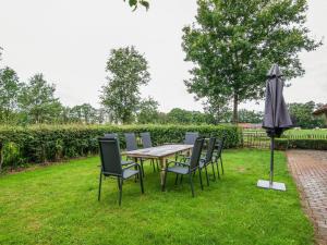 Un jardín fuera de Quaint Farmhouse in Enschede with Terrace