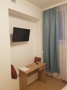 TV a/nebo společenská místnost v ubytování Hostel Mleczna - Metro Zacisze + 26 fotografií