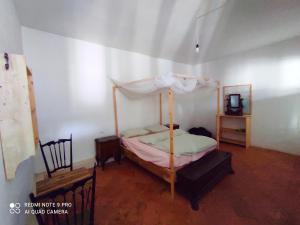 een slaapkamer met een hemelbed in een kamer bij bnb Bergamo in Bergamo