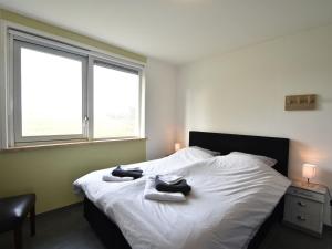 1 dormitorio con 1 cama con toallas en Lovely cottage in the middle of nature en Keyenborg