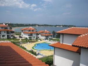 een uitzicht op een resort met een zwembad bij Kapriz Apartment in Kiten