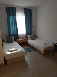 Pokój z 2 łóżkami i oknem w obiekcie Hostel Mleczna - Metro Zacisze w Warszawie