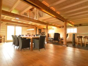 ein Esszimmer mit Tisch und Stühlen in der Unterkunft Farmhouse in Dalfsen near Forest Trails in Dalfsen