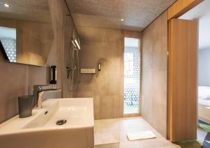 Kamar mandi di The Lab Hotel & Apartments