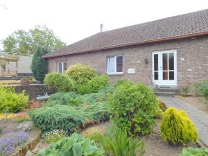 a garden in front of a house with plants at Dreamy Holiday Home in Sweikhuizen in Spaubeek