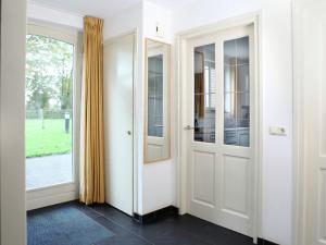 korytarz z dwoma drzwiami i oknem w obiekcie Coachman s house with hot tub w mieście Sint Odiliënberg