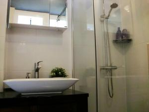 Ένα μπάνιο στο Apartment in Noordwijk near North Sea Beach